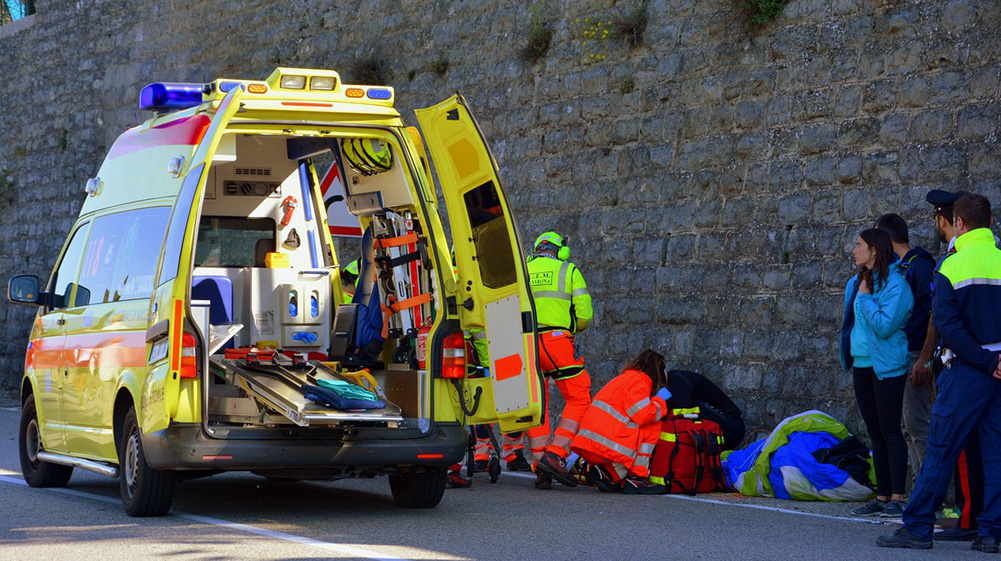 Une ambulance en intervention sur une route.