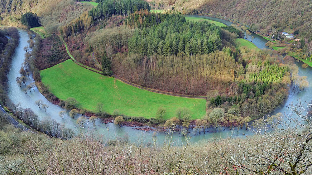 Photo aérienne d’un site naturel avec une rivière en hiver